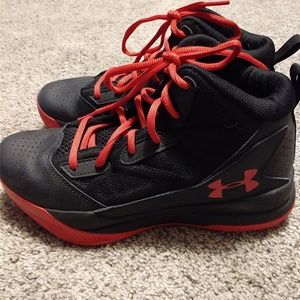 Boys Size 4 Under Armour Basketball Shoes